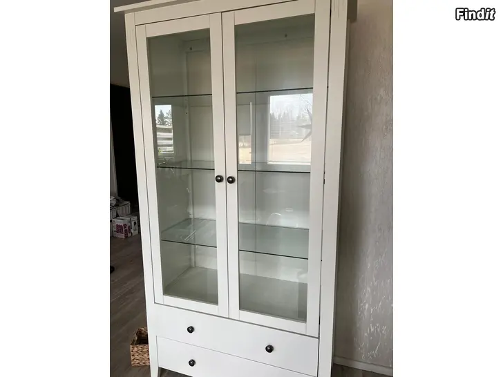 Myydään Vitrinskåp
