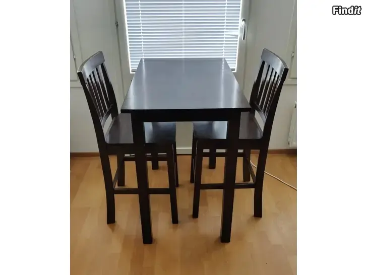 Säljes Högre matbord + 2 stolar säljes