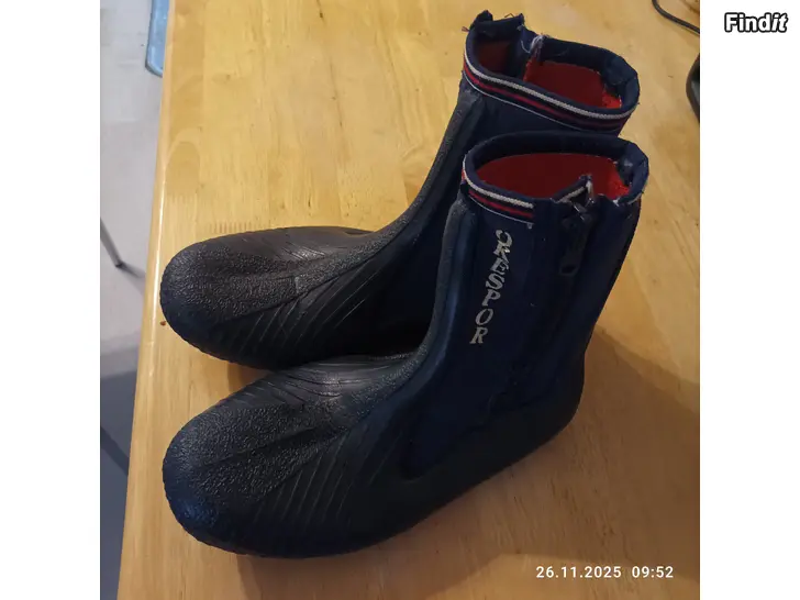 Säljes Sukeltajan kengät ja käsineet