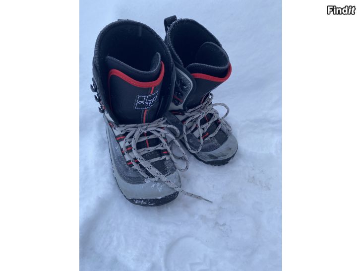 Myydään Snowboardskor