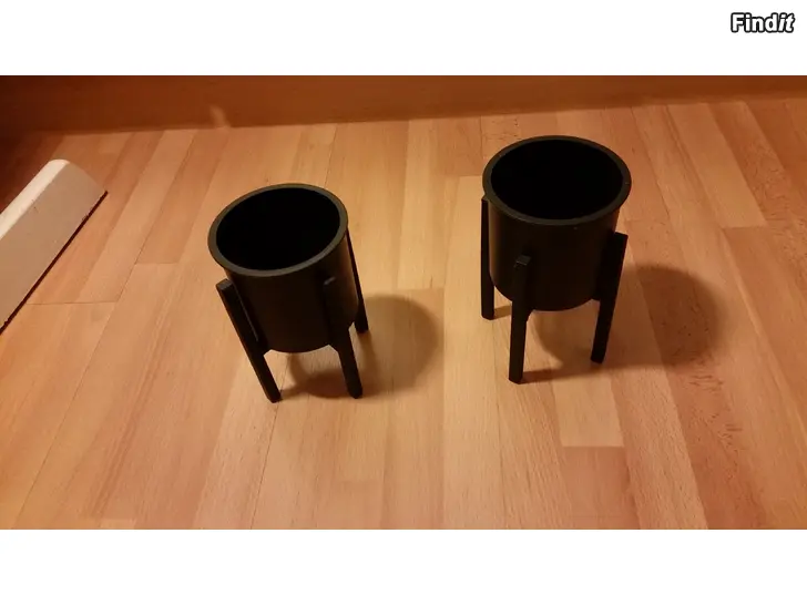 Myydään Musta kukkateline 2kpl -7e