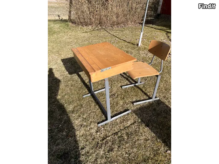 Säljes Pulpet och stol