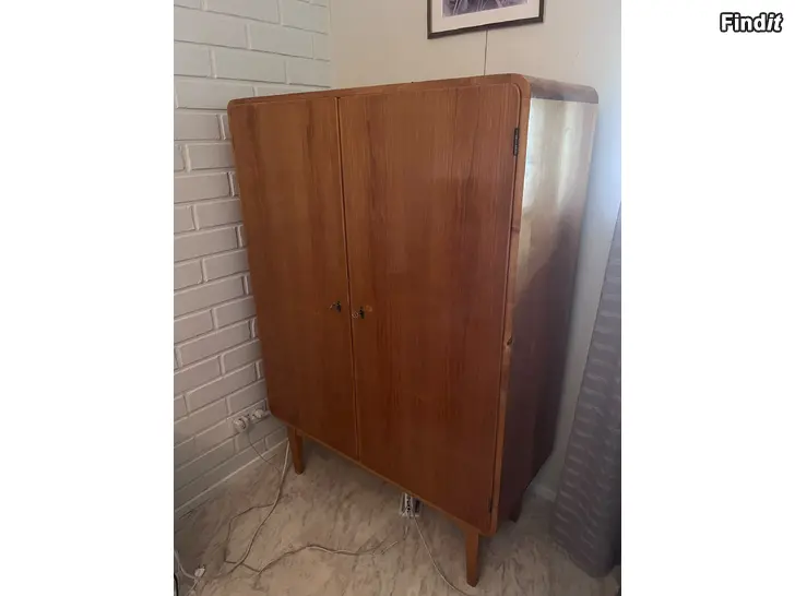 Myydään Fantastiskt fint retro klädskåp / linneskåp
