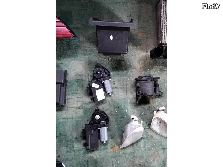 Myydään Lasinnostimen moottori takakonttiin laatikko