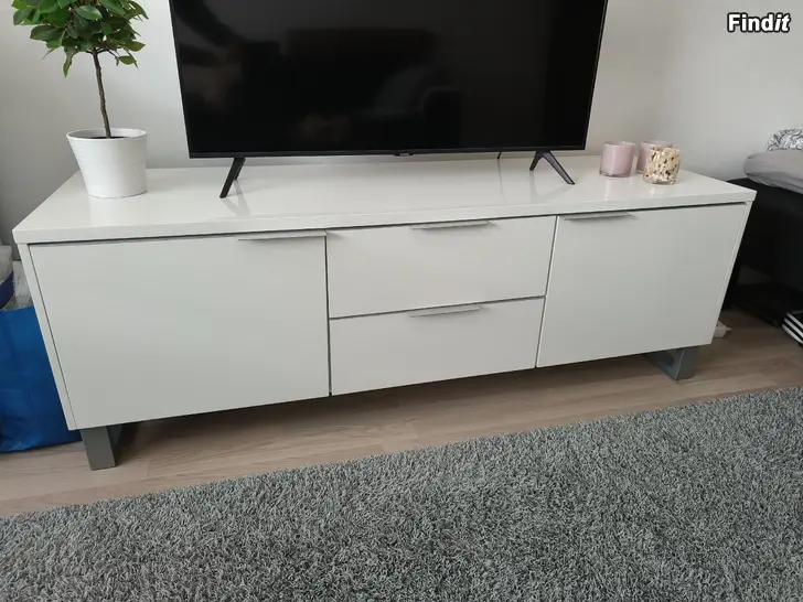 Säljes Myydään jyskin tv-taso
