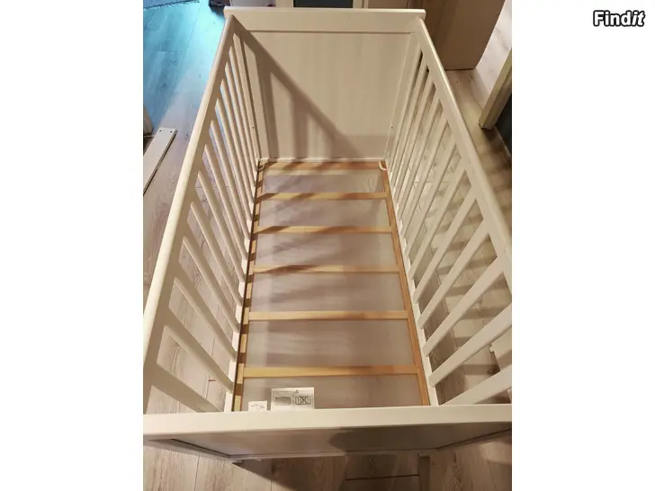 Säljes Spjälsäng Sundvik  med madrass