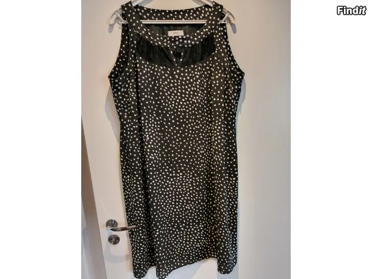 Myydään Naisten mekko