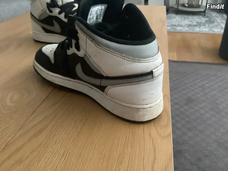 Myydään Air Jordan 1 mid