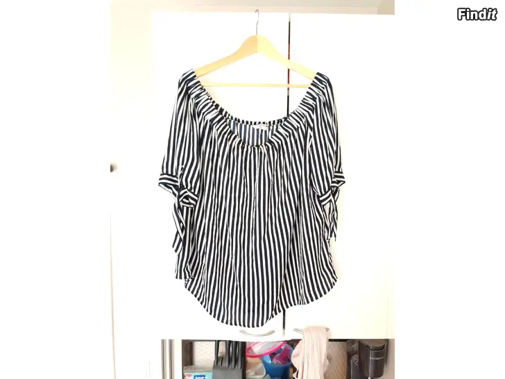 Myydään HM offshoulder pusero, 48