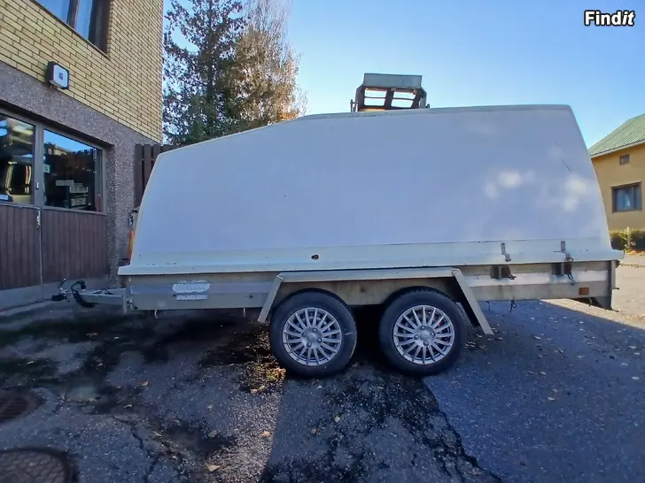 Myydään Tosi hyvä ja vakaa vetää katsastusvapaa lasikuituinen telikuomukärry