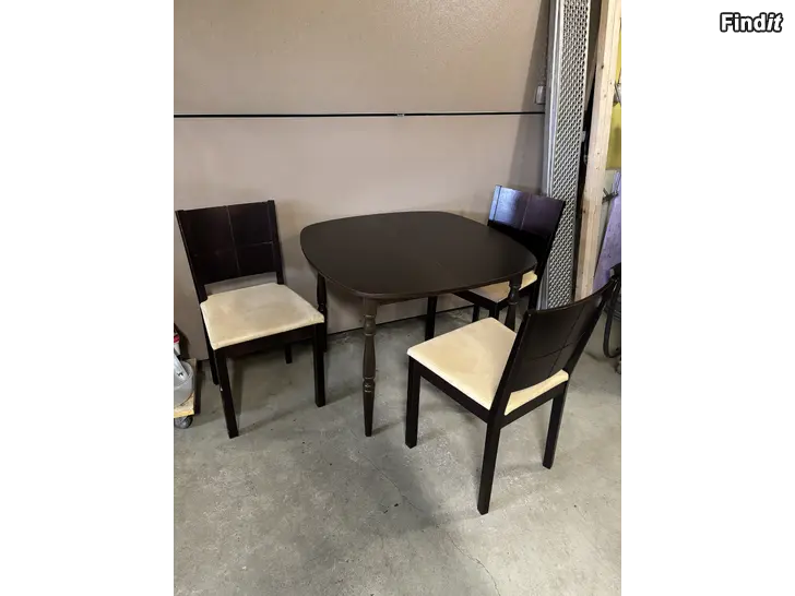 Säljes Matbord och 3st stolar