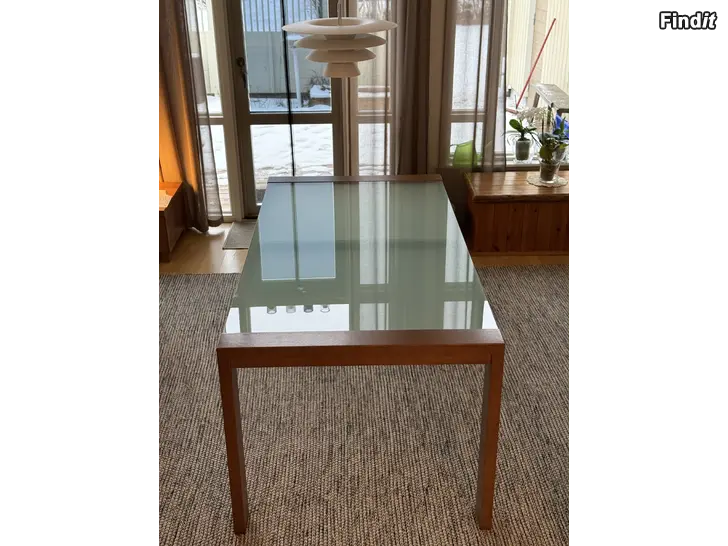 Säljes Matbord i valnöt och frostat glas