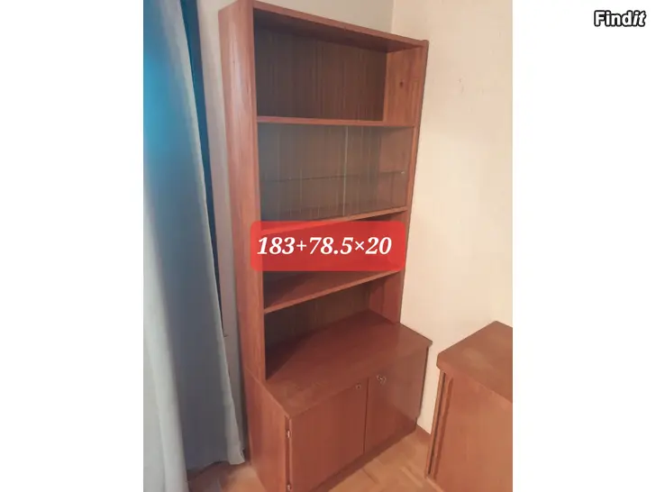 Myydään Kapea kirjahylly