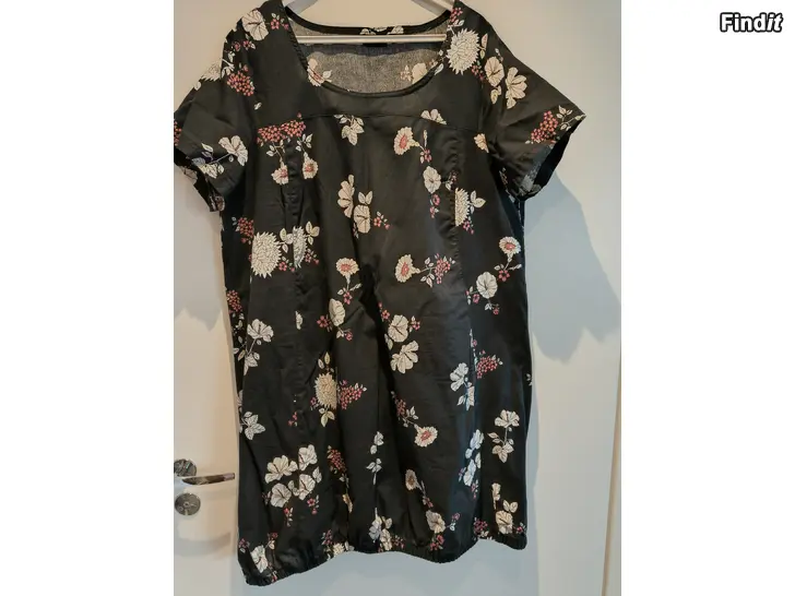 Myydään Naisten mekko zizzi