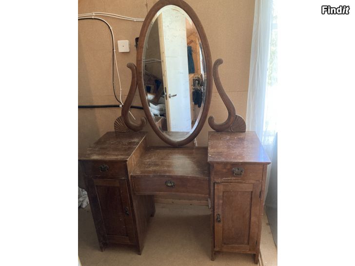 Myydään Vanha puinen peilipöytä