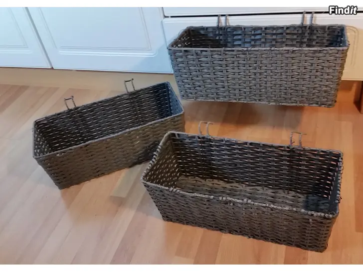 Myydään Kukkakori 3kpl muovi 8e