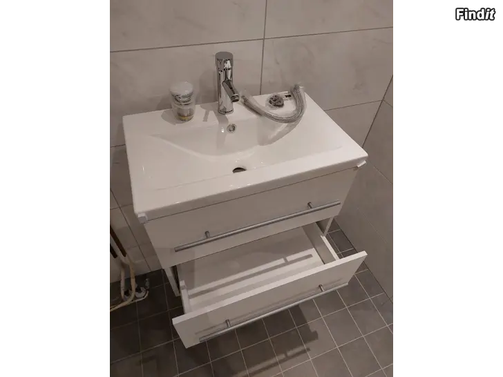 Säljes Badrumsskåp+tvättställ