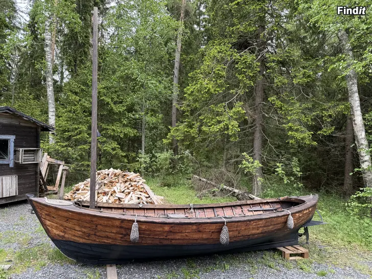Säljes Allmogebåt med segel och Wickström motor