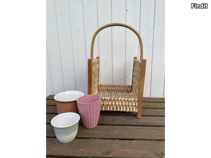Säljes Vedkorg + blomkrukor