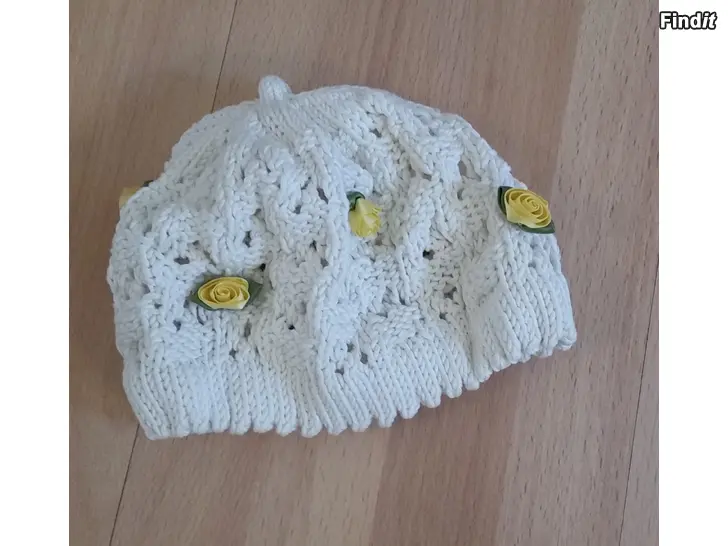 Myydään Neulepipo valkoinen pitsimalli keltaiset ruusukoristeet  -2e