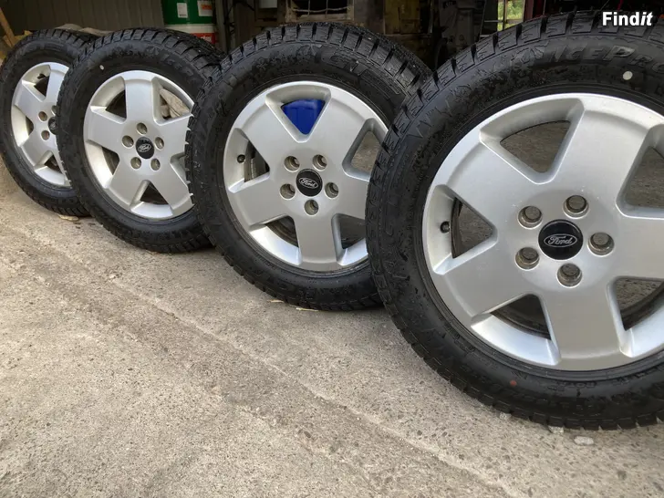 Myydään Todella hyvät 195/65R15 XL nastat vanteineen Ford / Volvo