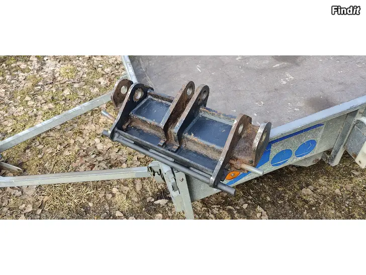 Myydään Avant työkoneen kiinnike