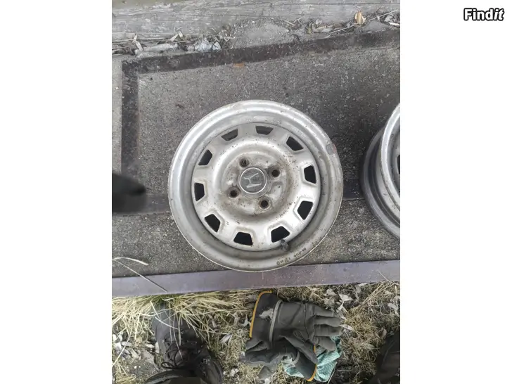 Säljes Sommardäck Pirelli 15 tum 195 /65 hög  plåtfälg