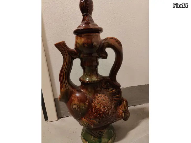 Säljes Vattenkanna med fiskmotiv, keramik