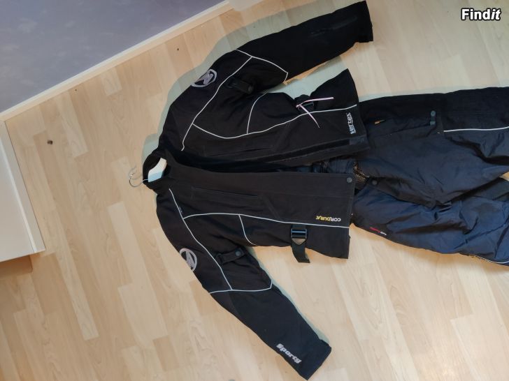 Säljes MC jacka+ byxor med hängslen