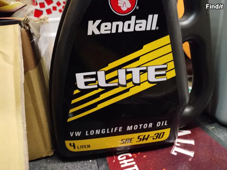 Myydään Kendall Elite 5W-30 moottoriöljyä