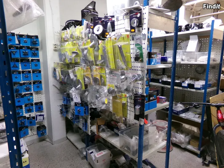 Säljes Varaosa varasto myydään