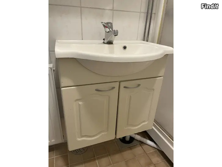 Säljes Spegelskåp samt handfat med skåp