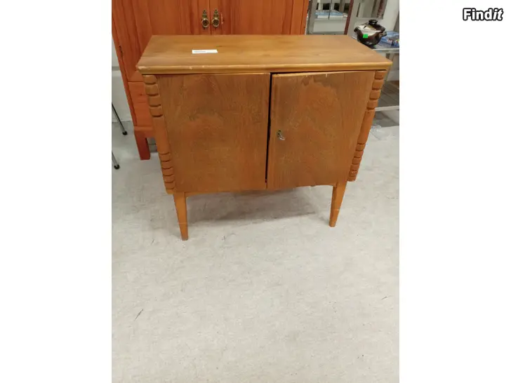 Myydään Tiikkikaappi