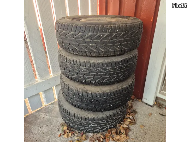 Myydään Komoran nastarenkaat 195/65 R15