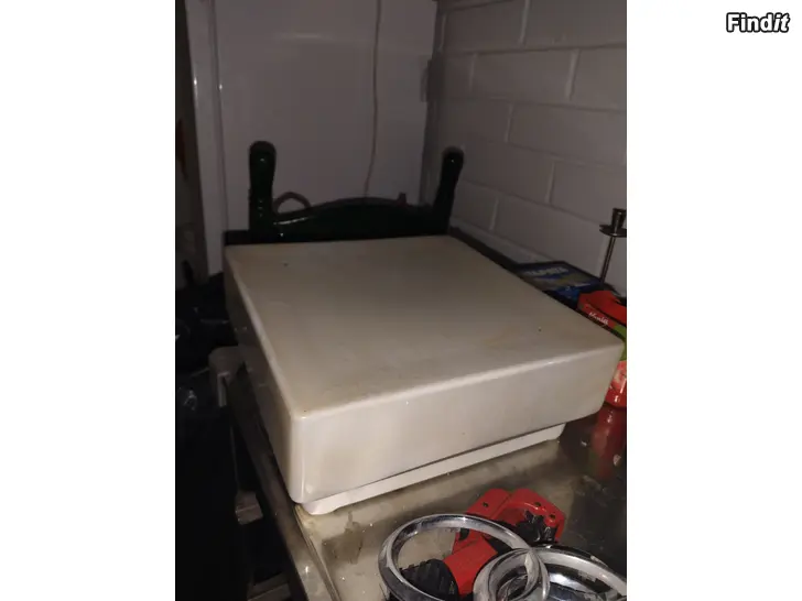 Myydään Plafondi lasia 40cmx40cm kattoon