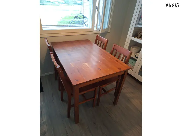 Säljes Köksbord och 4 stolar