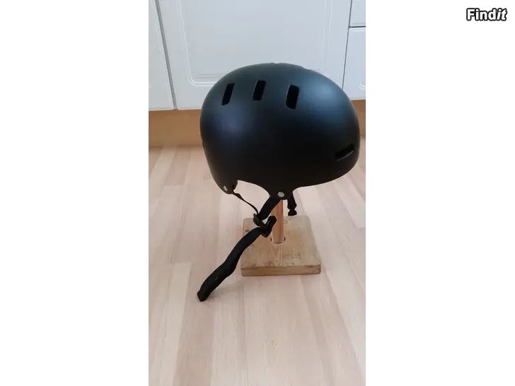 Myydään Bell Span Mattamusta skeitti- ja BMX kypärä 10e