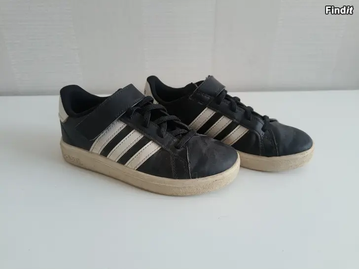 Myydään Lasten Adidas tennarit, Koko 33