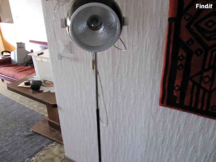 Säljes Retro lampa med fot