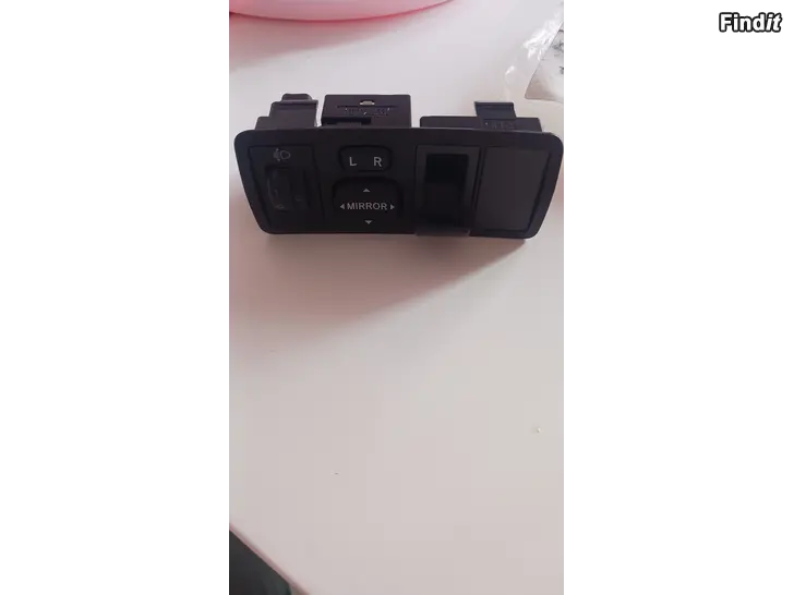 Myydään Corolla E120 katkaisimet peilit+penkinlämmittimet