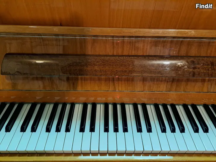 Säljes Malmsjö piano mycket vackert utan skråmor