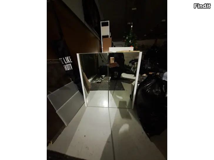 Myydään Uusi kylpyhuoneen yläkaappi ja allaskaappi, allas sisältyy