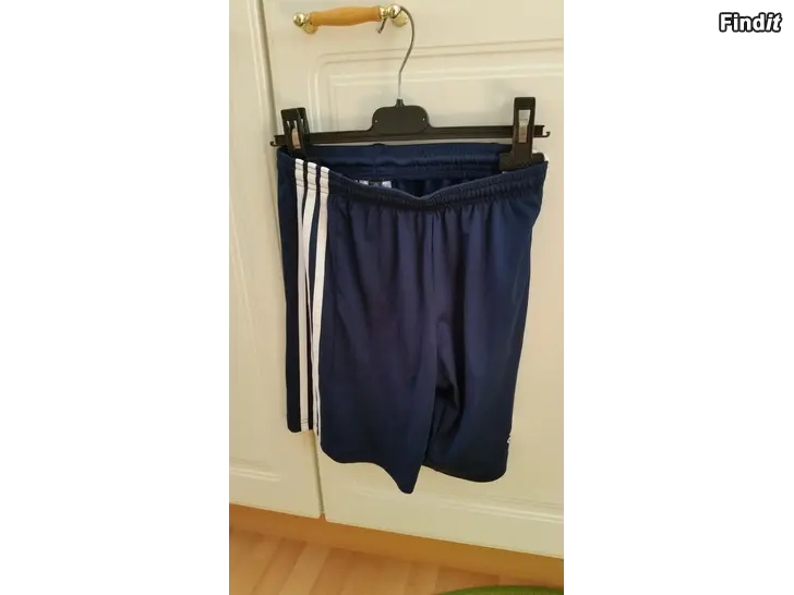 Myydään Adidas tummansiniset shortsit koko 152  -hinta 3e