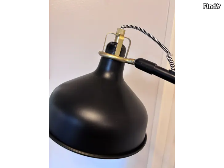 Myydään Säljes fin golvlampa från Ikea