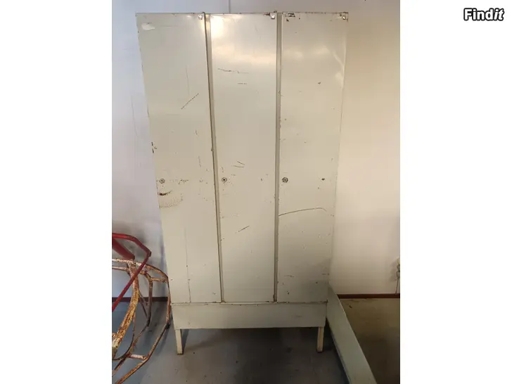 Säljes Gammalt plåt klädskåp
