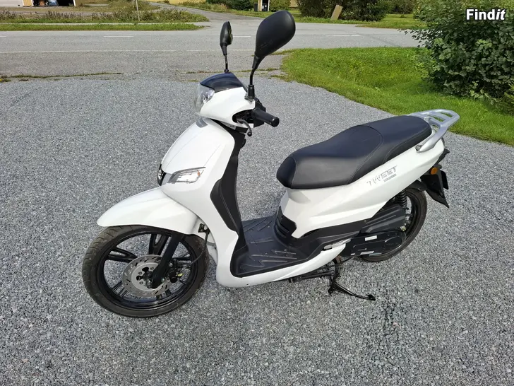 Säljes Vespa PEUGEOT TWEET -24. Som ny Medkörd endast 550 km. GARANTIN I KRAFT TILLS 5.7.2026