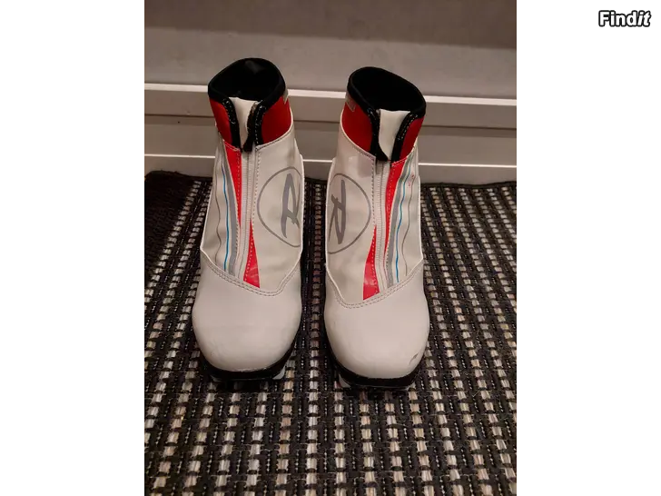 Säljes Skidskor stlk 37