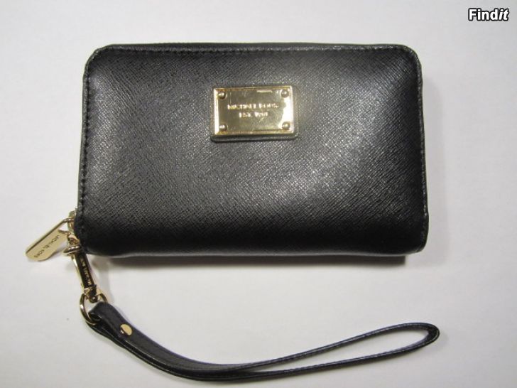 Myydään Michael Kors Essential zip wallet