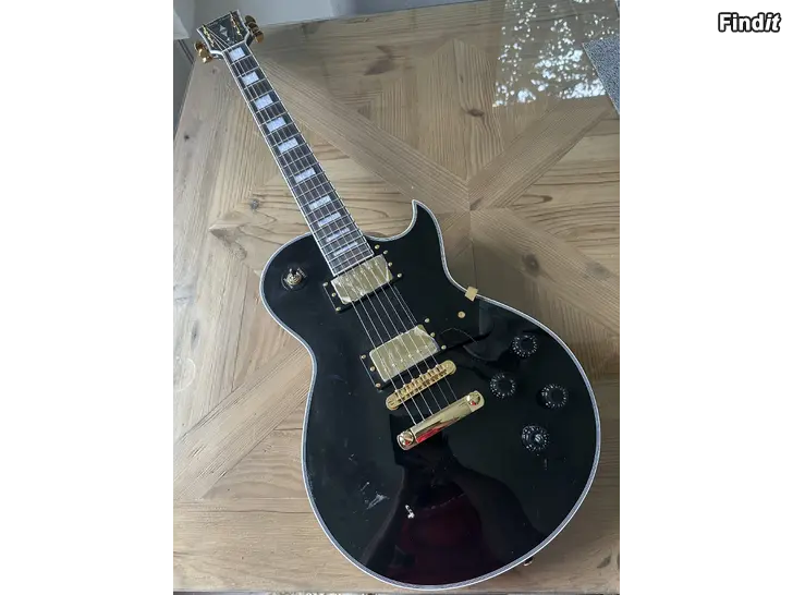 Myydään Pari Harley Benton kitaraa