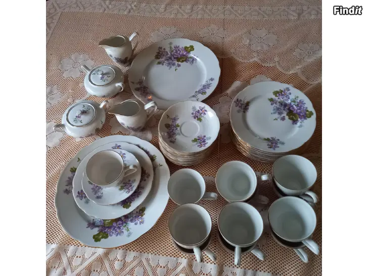 Säljes Festlig servis med lila blommor och guldkant